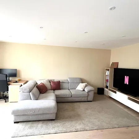 Maison Familiale Avec Jardin 8ème
